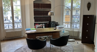 Vaste bureau d'angle dans immeuble haussmanien